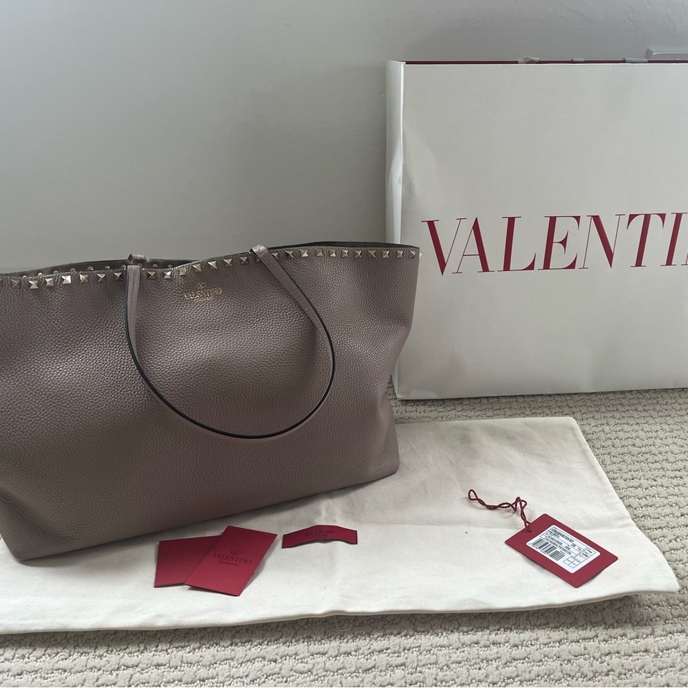 Valentino Rockstud Tote in Poudre